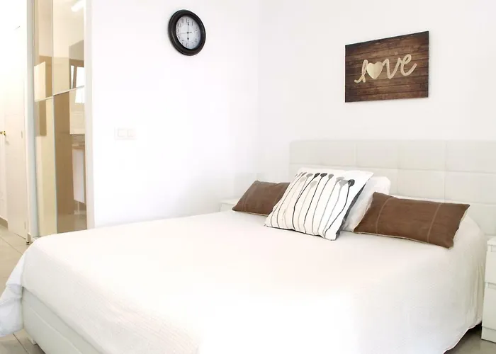 Edificio Seguro De Sol, Puerto La Cruz, Islas Canarias Tenerife